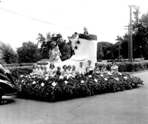 Juniors in float during Degree of Honor parade, 1939.